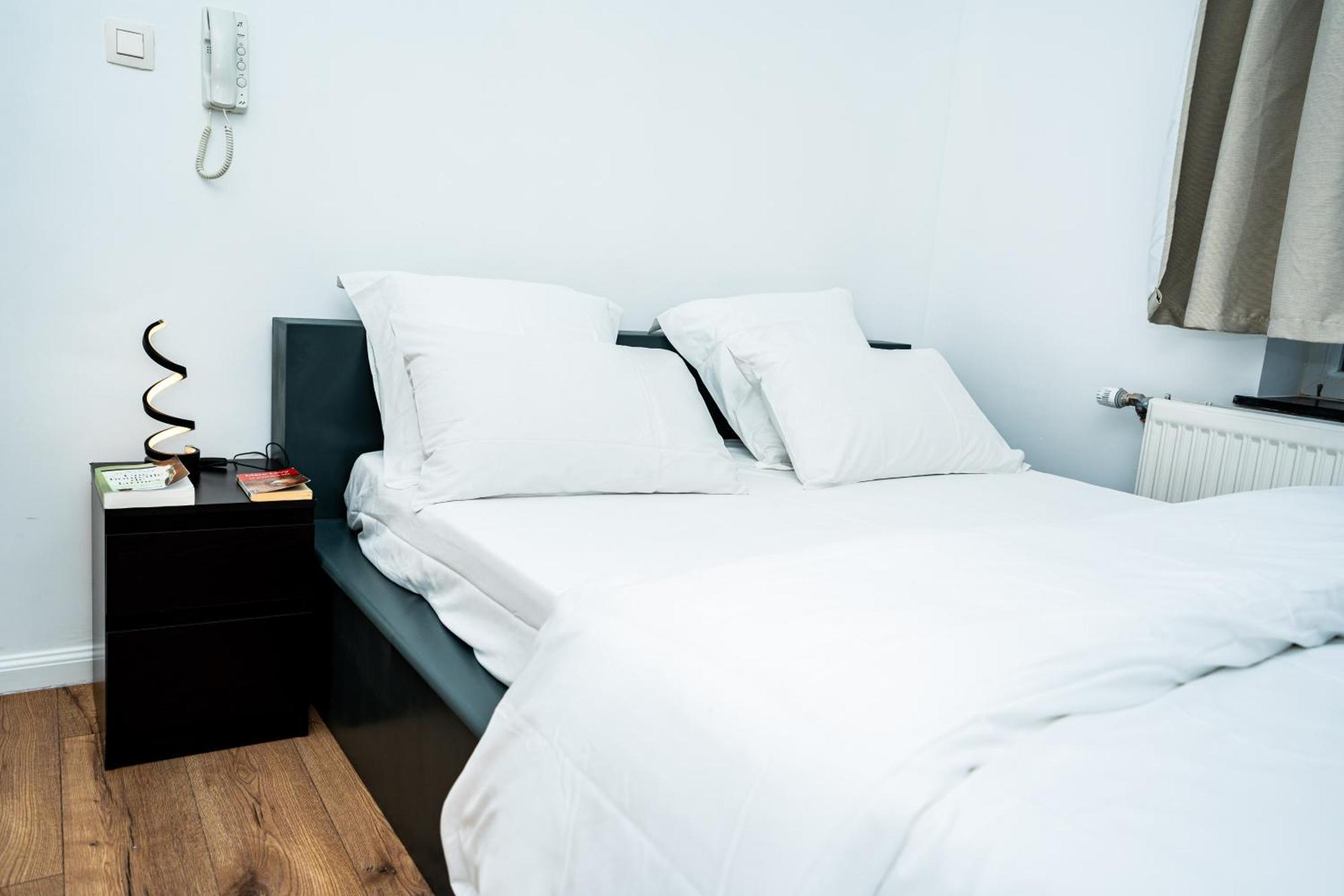 Chambre R1 Avec Salle De Bain Partagee Pres De L'Hopital De La Citadelle A Liege Luaran gambar